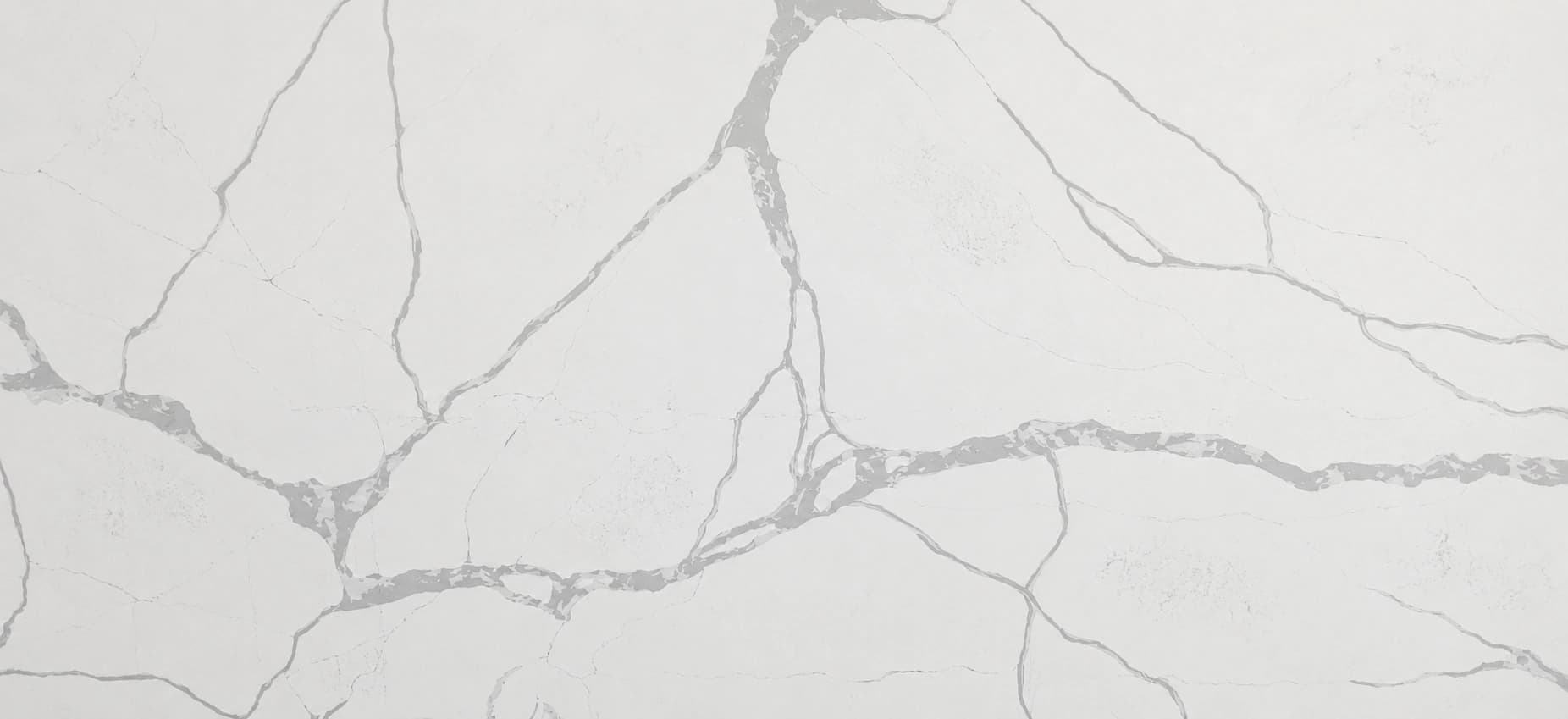 Calacatta Blanco — grises finas diagonales